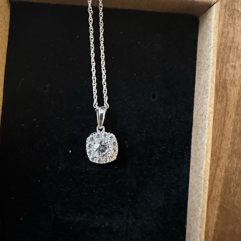 Elegant Silver Pendant Necklace - new